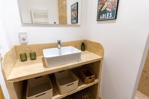 une salle de bain avec un lavabo et un miroir dans l'établissement Maison en Camargue Les Saintes-Maries de la mer, à Maguelonne-la-Sauvage