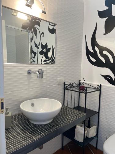 ein Bad mit einem Waschbecken und einem Spiegel in der Unterkunft b&b I Limoni in Ravello