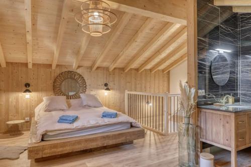 een slaapkamer met een bed in een houten kamer bij chalet Louis situé 25 km Chamonix in Saint-Gervais-les-Bains
