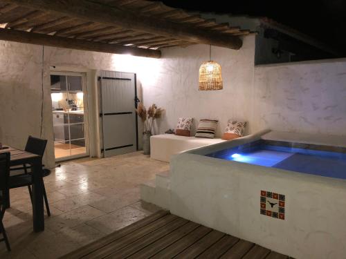 - un salon avec une baignoire au milieu d'une pièce dans l'établissement Maison en Camargue Les Saintes-Maries de la mer, à Maguelonne-la-Sauvage