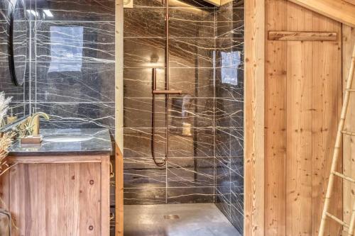 La salle de bains est pourvue d'une douche et d'un lavabo. dans l'établissement chalet Louis situé 25 km Chamonix, à Saint-Gervais-les-Bains