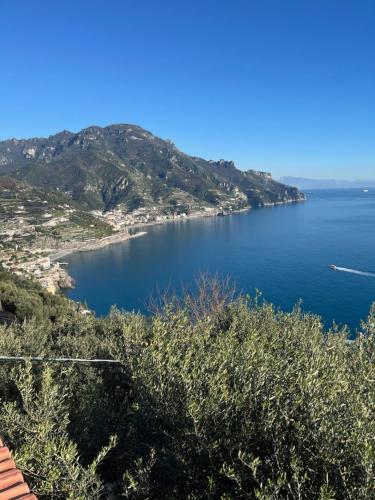 a view of a large body of water at b&b I Limoni in Ravello