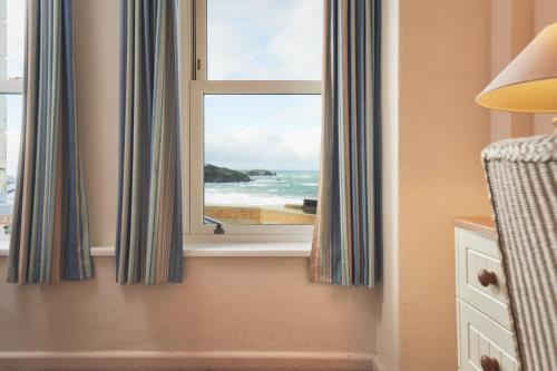 a window with a view of the ocean at Great Western in Newquay