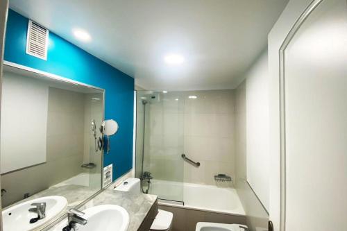 a bathroom with a sink and a shower and a tub at D-espacios elevados Quinta in Santa Úrsula