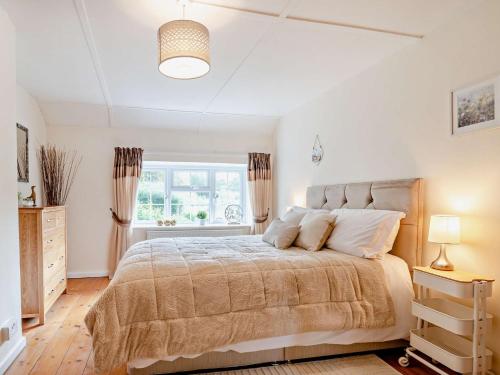 Un dormitorio con una cama grande y una ventana en 2 Bed in Bridport 93342, en Powerstock
