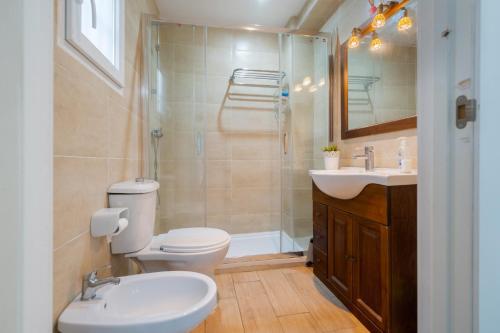 a bathroom with a toilet and a sink and a shower at Anexo de invitados in La Rinconada