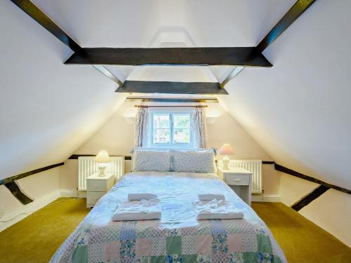 una camera da letto con un grande letto in mansarda di 2 Bed in Horncastle 93375 a Belchford