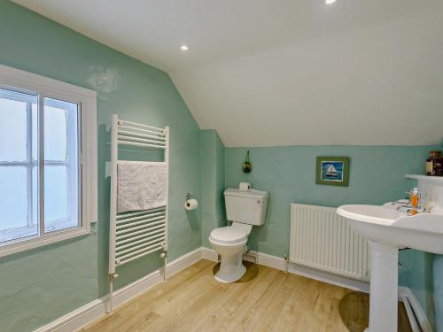 bagno verde con servizi igienici e lavandino di 2 Bed in Horncastle 93375 a Belchford