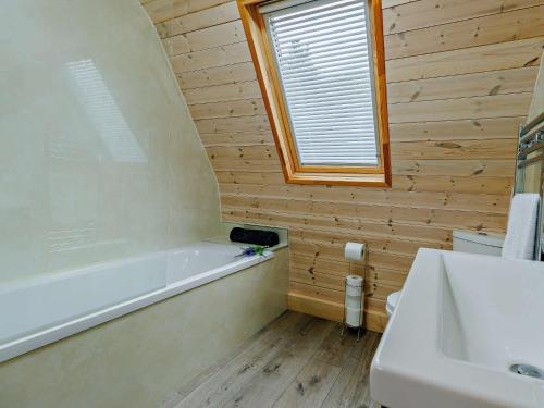 uma casa de banho com uma banheira e um lavatório em 2 Bed in Sheinton 93396 em Leighton
