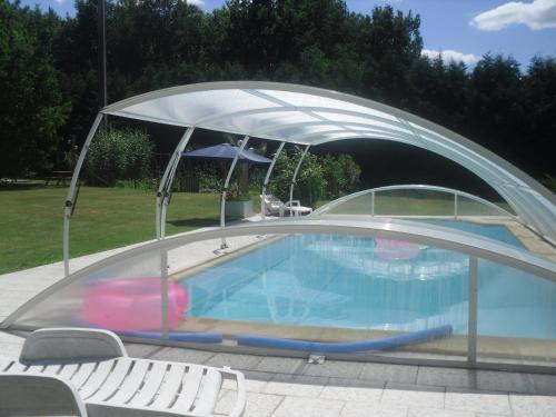 - une piscine entourée d'une couverture dans l'établissement Chambre D'hôte De La Rotterie, à Saint-Mars-dʼOutillé
