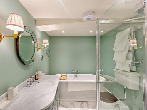 y baño con ducha, lavabo y espejo. en 6 Bed in Ludlow 93327, en Ludlow