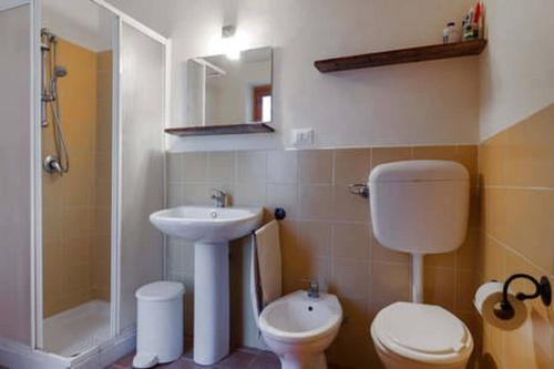 W łazience znajduje się umywalka, toaleta i prysznic. w obiekcie Etnachalet casa vacanze w mieście Belpasso