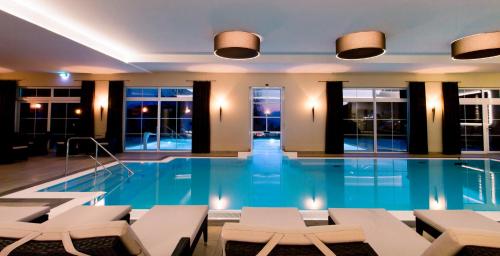 Piscina di Alpin Lodges - Moderne Appartements mit Zugang zu 3000 qm SPA Panoramahotel Oberjoch o nelle vicinanze
