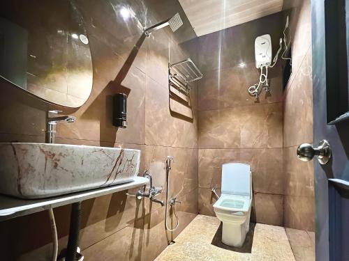 y baño con lavabo y aseo. en De Leisure Homes Staycation And Villa, en Boisar