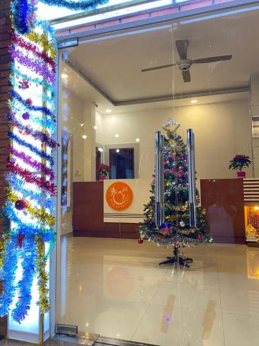 a christmas display in a store with a christmas tree at Birdofparadisehomestay in Ấp Phú Sum
