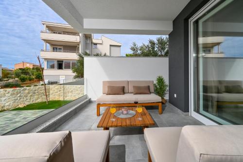 ノヴァリャにあるImperial Apartment with Private Poolのソファとテーブルのあるリビングルーム