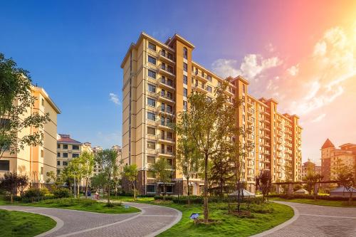 un condominio alto con una strada di fronte di Test Property a Kasnadar