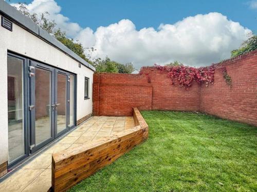 En have udenfor Home at Highgrove - Private Garden & Parking
