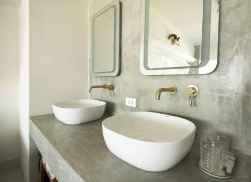 a bathroom with two white sinks and a mirror at 所在行旅2館-渡咕所在 UrbanAbode2-DUGU in Taipei