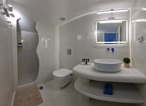 Ванная комната в Maraki's Little House Santorini