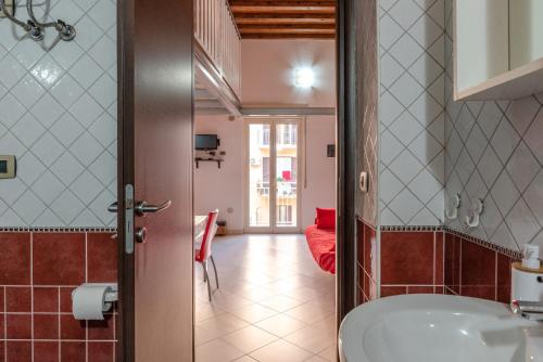 ein Bad mit einem Waschbecken und einem Spiegel in der Unterkunft Il molo Apartment 1 in Porto Empedocle