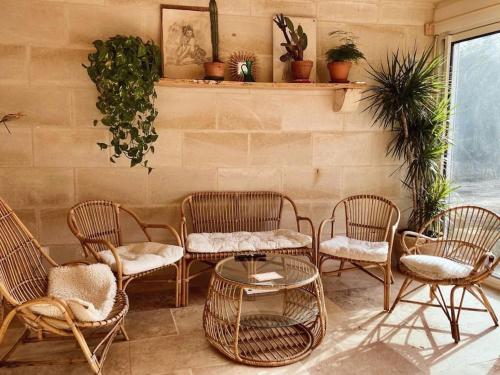 - un groupe de chaises et une table dans une pièce dans l'établissement Maison de campagne - La Belle Claudine, à Laruscade