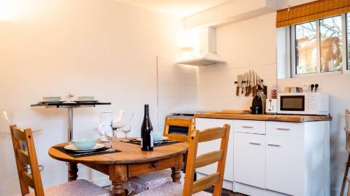 une cuisine avec une table avec une bouteille de vin dans l'établissement La berge du Clain - Joli appartement à Poitiers, à Poitiers