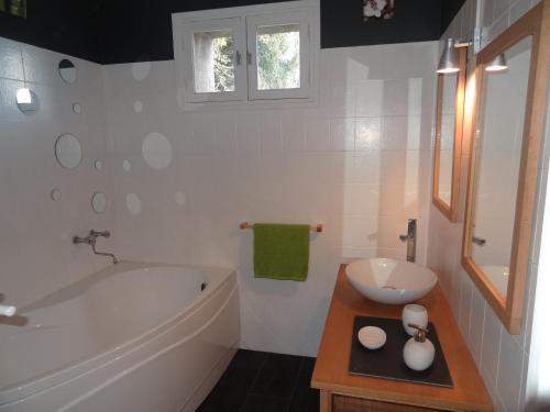 uma casa de banho com uma banheira, um WC e um lavatório. em Gîte du Moulin de la Peyrière em Cazes-Mondenard