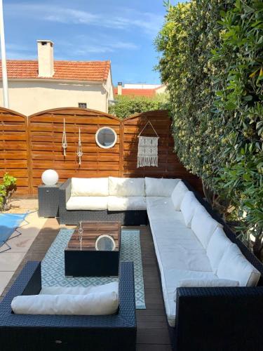 un salon avec un canapé et une table dans l'établissement The seaside 200m2 villa with swimming pool!, à Mauguio