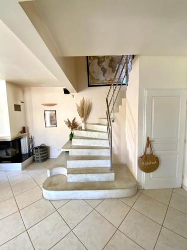 - un escalier dans un salon avec une porte dans l'établissement The seaside 200m2 villa with swimming pool!, à Mauguio