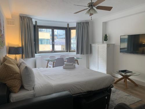 Televiisor ja/või meelelahutuskeskus majutusasutuses Marlyn Lodge – City of London