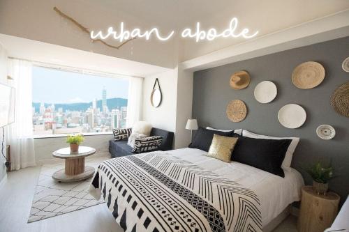a bedroom with a bed with a sign that reads when awake at 所在行旅2館-渡咕所在 UrbanAbode2-DUGU in Taipei