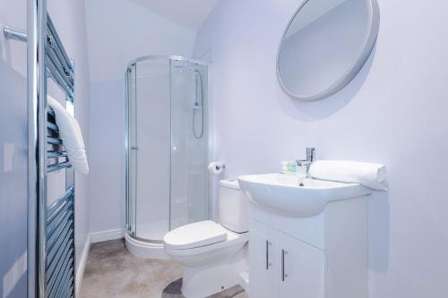 ein Bad mit einer Dusche, einem WC und einem Waschbecken in der Unterkunft Charming abode near city centre/free parking in Liverpool