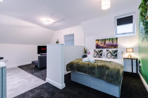 1 dormitorio con 1 cama en una habitación en Charming abode near city centre/free parking en Liverpool