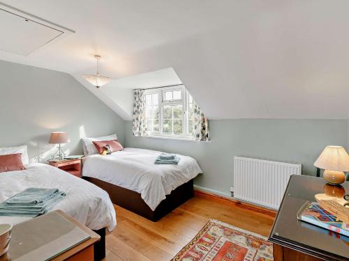 1 dormitorio con 2 camas y ventana en 3 Bed in Louth 93253 en Ranby