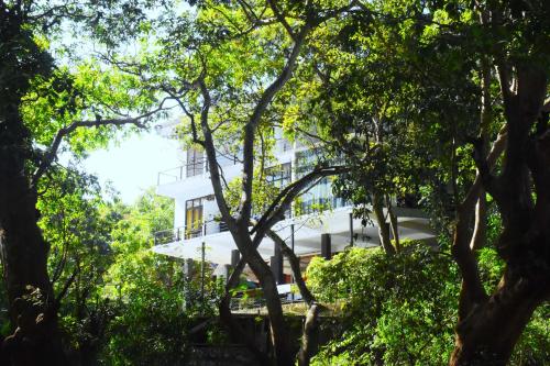 Sunwin River Cabana في اوداوالاوي: مبنى أبيض من خلال الأشجار