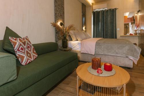 uma sala de estar com uma cama, um sofá e uma mesa em Central Charm em Kalamata