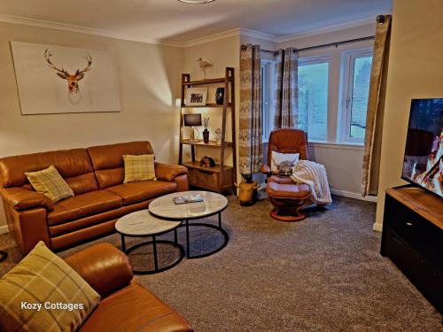 ein Wohnzimmer mit einem Sofa und einem Tisch in der Unterkunft Ben Arthur Apartment in Lochgoilhead