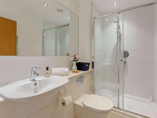 新港的住宿－4 Bed in East Cowes 93249，一间带水槽、卫生间和淋浴的浴室