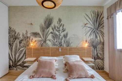 - une chambre avec un grand lit et du papier peint tropical dans l'établissement Villa Mézoise, à Mèze