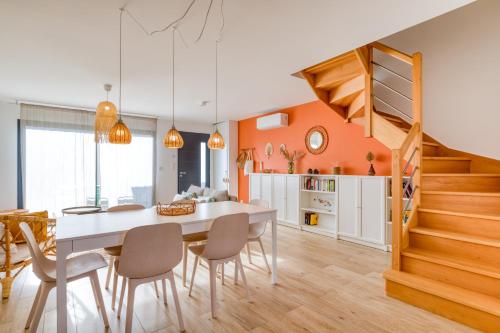 une cuisine et une salle à manger avec une table et des chaises dans l'établissement Villa Mézoise, à Mèze