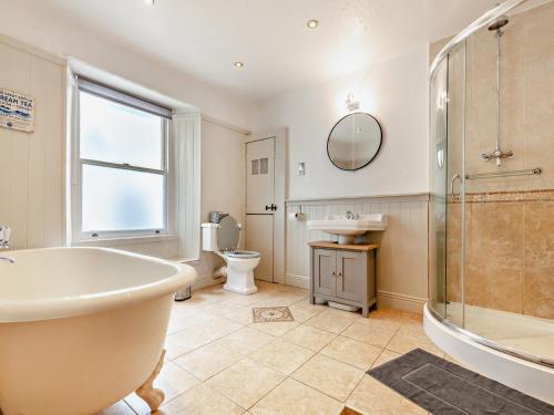 La salle de bains est pourvue d'une baignoire, d'un lavabo et de toilettes. dans l'établissement 2 Bed in Brixham 93256, à Brixham
