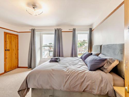 ein Schlafzimmer mit einem großen Bett und einem Fenster in der Unterkunft 2 Bed in Brixham 93256 in Brixham