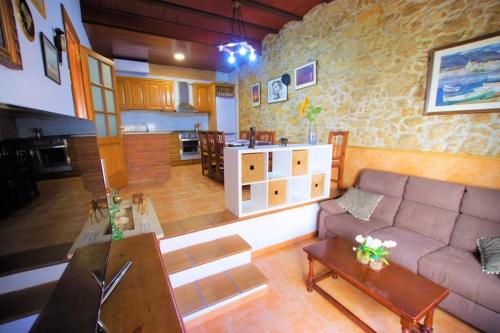 sala de estar con sofá y mesa en V&V Lloret-CAL MIQUEL exclusiva casa de pueblo a 10 metros de la playa de Blanes y La Palomera!!, en Blanes