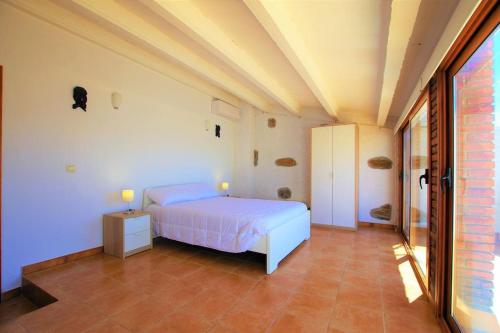 1 dormitorio con 1 cama blanca en una habitación en V&V Lloret-CAL MIQUEL exclusiva casa de pueblo a 10 metros de la playa de Blanes y La Palomera!!, en Blanes