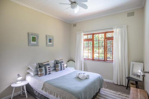 Кровать или кровати в номере 19 on Beaufort & 41 Ocean Ave - The Willes - Emerald view - Kenton-on-Sea