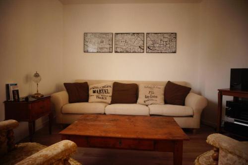 un salon avec un canapé et une table basse dans l'établissement belle maison de campagne, à Hénon