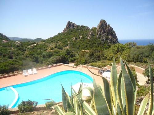 una piscina con vistas al océano y a las montañas en Appartamenti Cala del Sole - INFINITYHOLIDAYS en Costa Paradiso