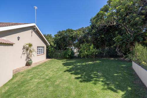 Сад в 19 on Beaufort & 41 Ocean Ave - The Willes - Emerald view - Kenton-on-Sea