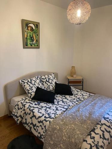 une chambre avec un lit avec deux oreillers dessus dans l'établissement T2 à 15mn stade de France Porte de Paris, à Épinay-sur-Seine